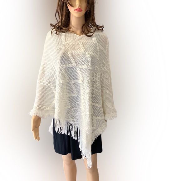 ๐
บNever used Mia & Tess Ivory/Cream Fringe Triangle Point Poncho Wrap One Size - Picture 1 of 12